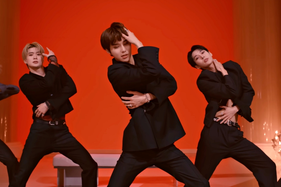 观看：NCT DOJAEJUNG 为 B-Side“Kiss”投放诱人的表演视频