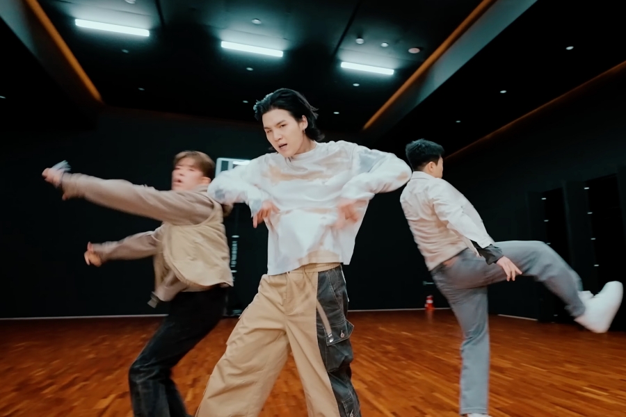观看：BTS 的 Suga 在强大的“海琴”舞蹈练习视频中努力拼搏