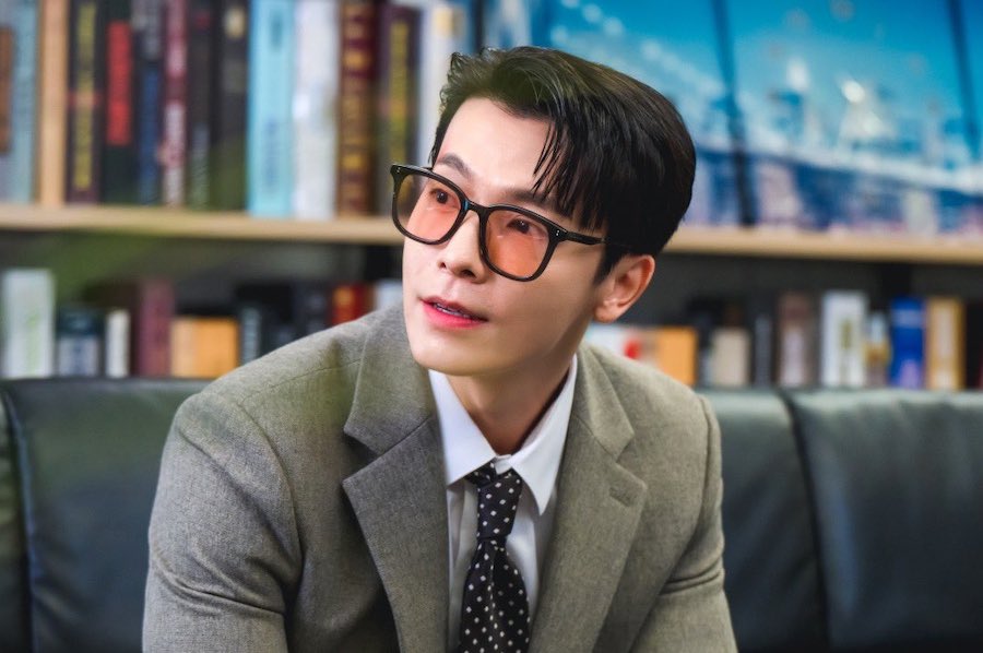Super Junior 东海是一位自信的 CEO 在即将上映的浪漫喜剧中参加相亲真人秀