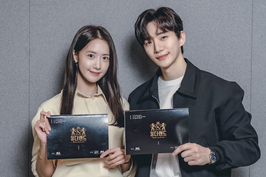 YoonA、Lee Junho 和更多演员为即将上映的电视剧“King The Land”的首映做准备