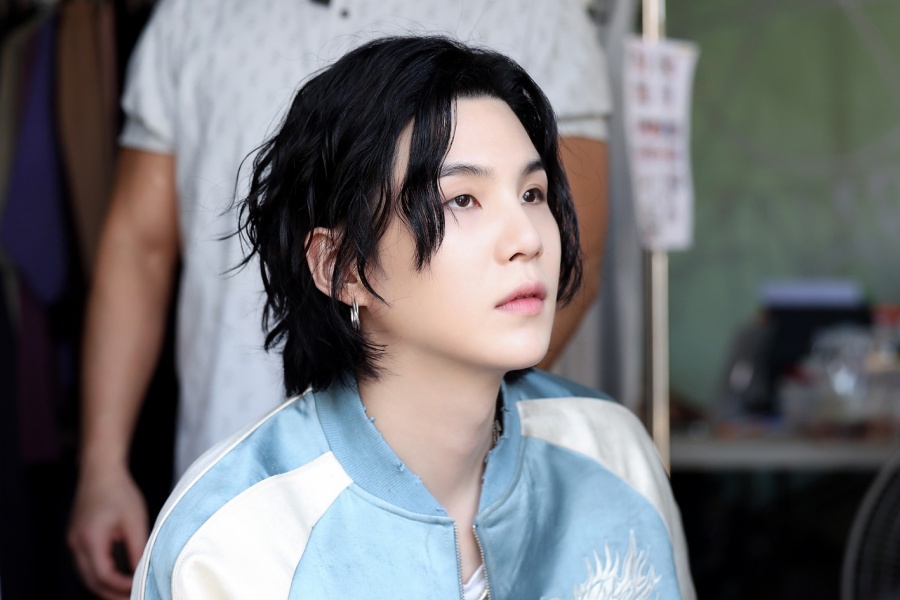 防弹少年团的 Suga 凭借“D-DAY”首次登上英国官方专辑排行榜前 50 名，成为首位多次登上英国官方专辑排行榜的韩国独奏家