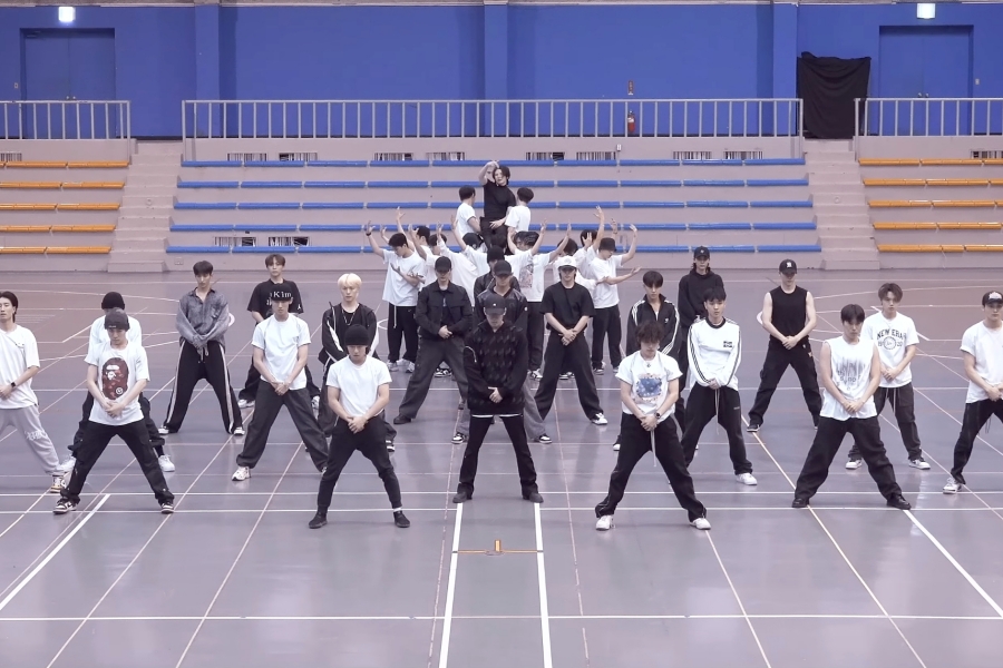 观看:SEVENTEEN 凭借令人惊叹的“Super”编舞视频大放异彩 观看:SEVENTEEN 凭借令人惊叹的“Super”编舞视频大放异彩