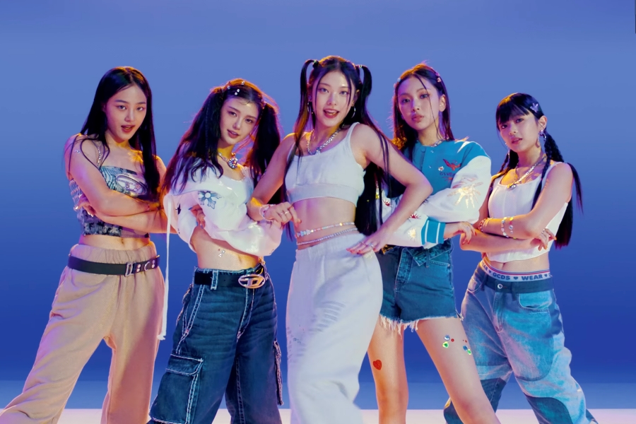 NewJeans 的“Hype Boy”成为他们的第一个 MV 突破 1 亿观看次数
