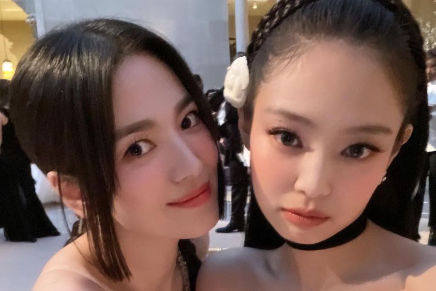 宋慧乔和 BLACKPINK 的 Jennie 在纽约 Met Gala 合影
