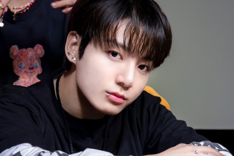 BTS 的 Jungkook 向私生饭送食物到他家发出警告