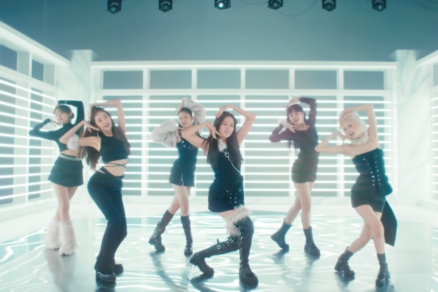 IVE的“After LIKE”成为他们第二个也是最快的MV，点击量突破2亿次