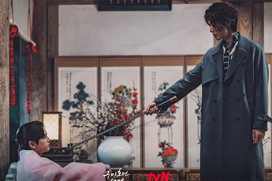 李东旭在《九尾传1938》中拔剑对抗THE BOYZ的英勋