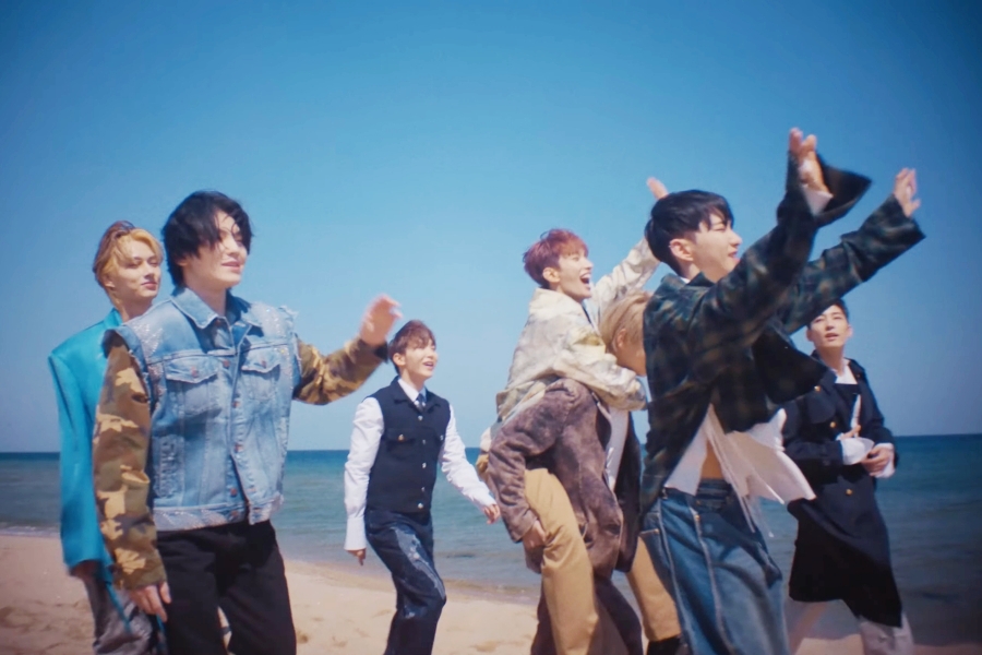 观看：SEVENTEEN 在“F*ck My Life”的电影 MV 中寻找意义