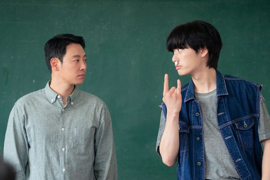 金东旭在《我的完美陌生人》中对他的新学生李元贞不感兴趣