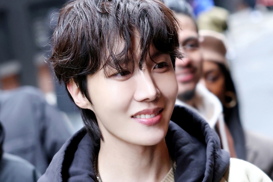 防弹少年团的 J-Hope 在新照片中向他的父母发送了来自军方的甜蜜信息