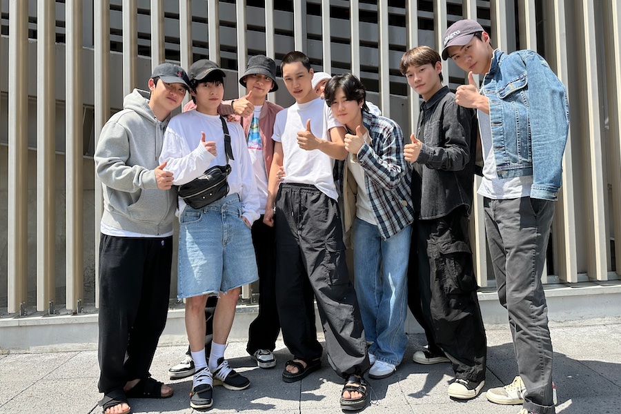 EXO送Kai入伍