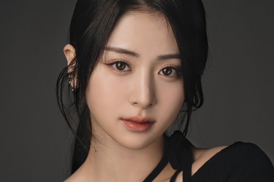 LE SSERAFIM 的 Huh Yunjin 因失去家人而缺席组合的粉丝签名会