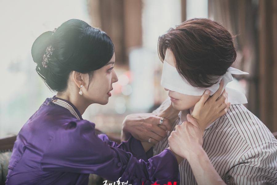 李栋旭在“九尾传1938”中受到金素妍的怜悯