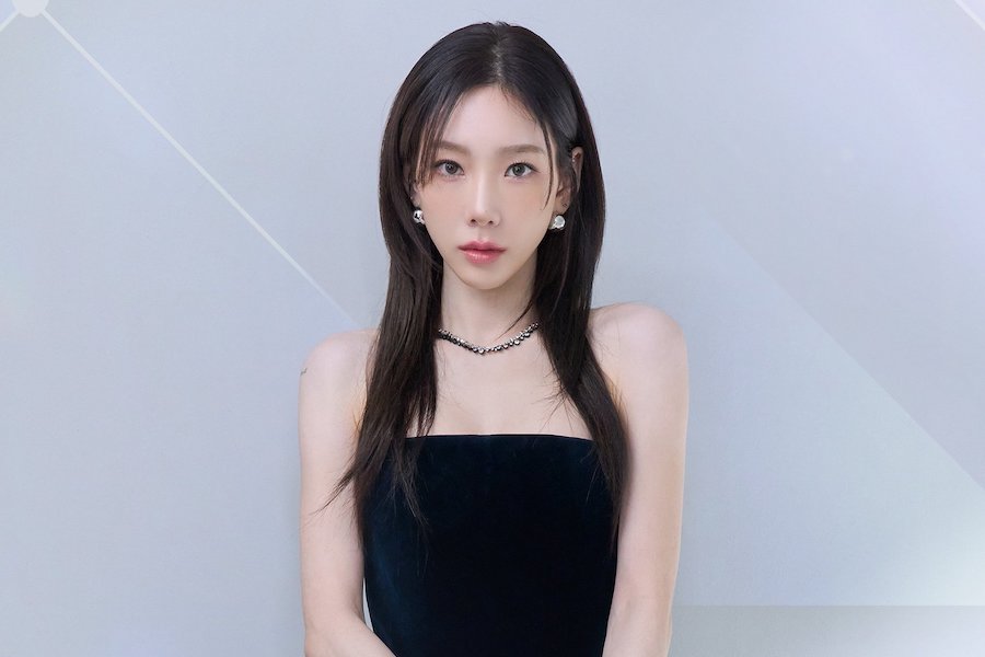 泰妍在“Queendom Puzzle”海报中担任下一级全球项目女团的 MC