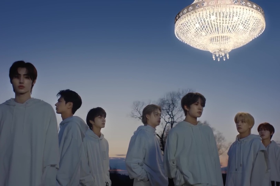 观看：ENHYPEN 在黑暗和迷人的复出 MV 中演唱“咬我”