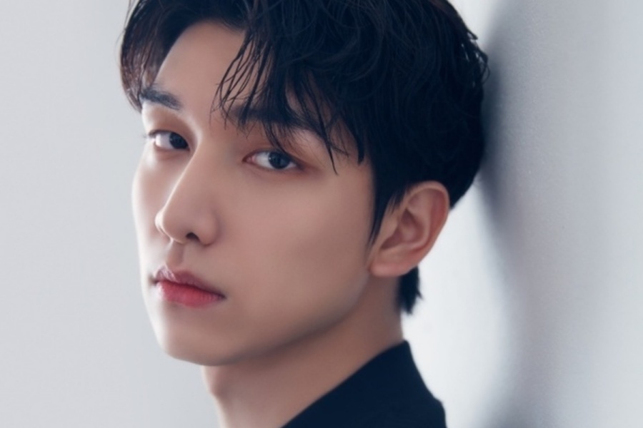 VIXX 的 Hyuk 与新经纪公司签约