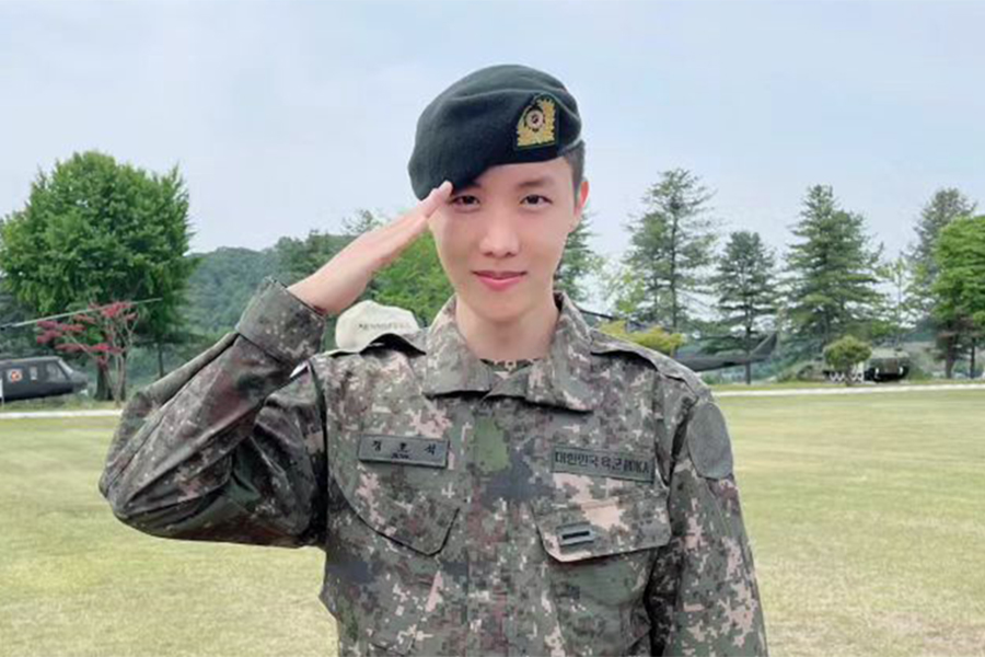 防弹少年团的 J-Hope 分享了来自军装的最新动态，照片中穿着制服的帅气照片
