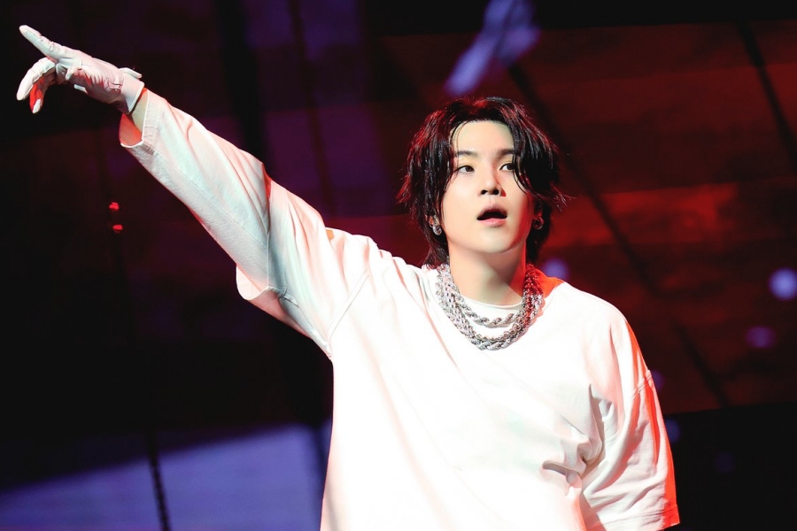 BTS 的 Suga 成为第三位在 Billboard 200 上停留 6 周的 K-Pop 独奏家