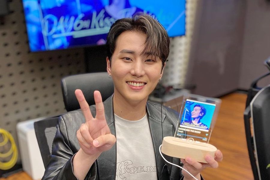 DAY6 的 Young K 回归担任“DAY6 的 Kiss the Radio”DJ