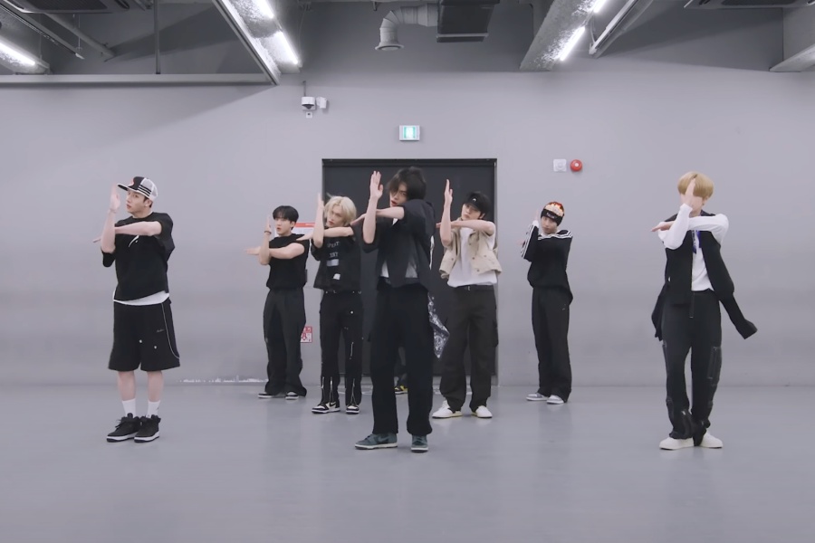 观看：Stray Kids 在吸睛的“S 级”舞蹈练习视频中炫耀其精确度