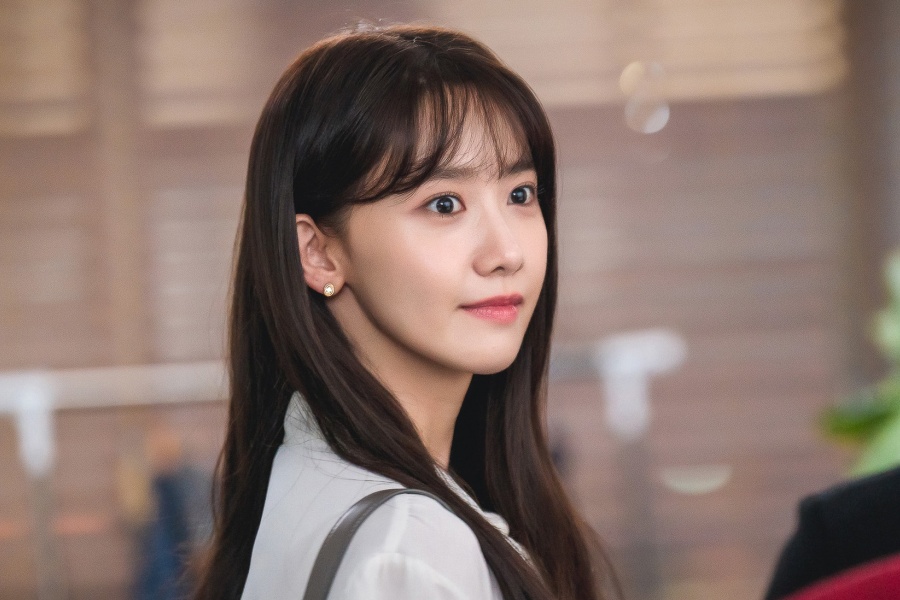 少女时代的允儿与李俊昊分享了她对即将上映的浪漫喜剧《王者大地》的兴趣