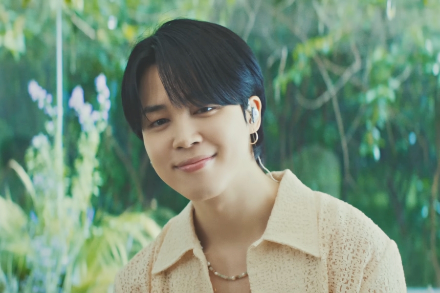 观看：BTS 的 Jimin 以“亲爱的”的现场剪辑让粉丝们大吃一惊。 ARMY” 2023 Festa