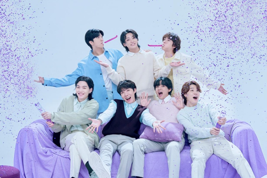 防弹少年团在 2023 Festa 的有趣合影中庆祝出道 10 周年