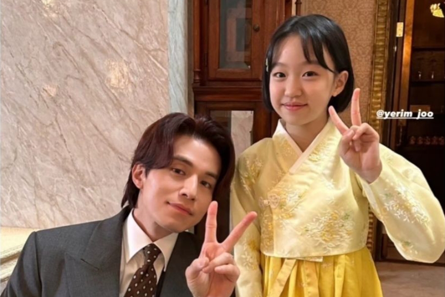 李东旭赠送“九尾传1938”童星和她最喜欢的偶像团体的签名专辑