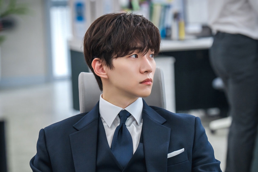 2PM 的李俊昊在“King The Land”工作的第一天就很难假装不是会长的儿子
