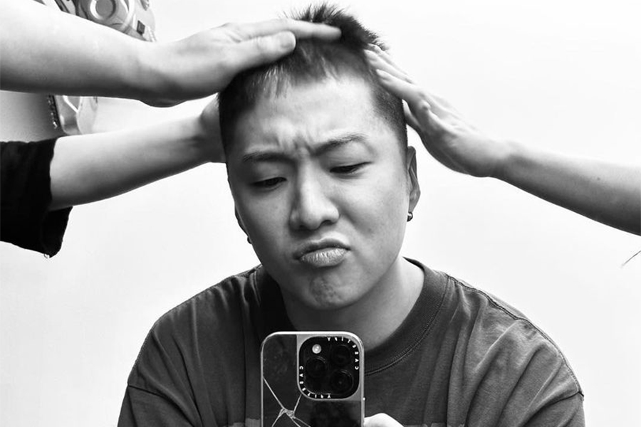 WINNER 的 Kang Seung Yoon 在今天入伍时炫耀 Buzz Cut