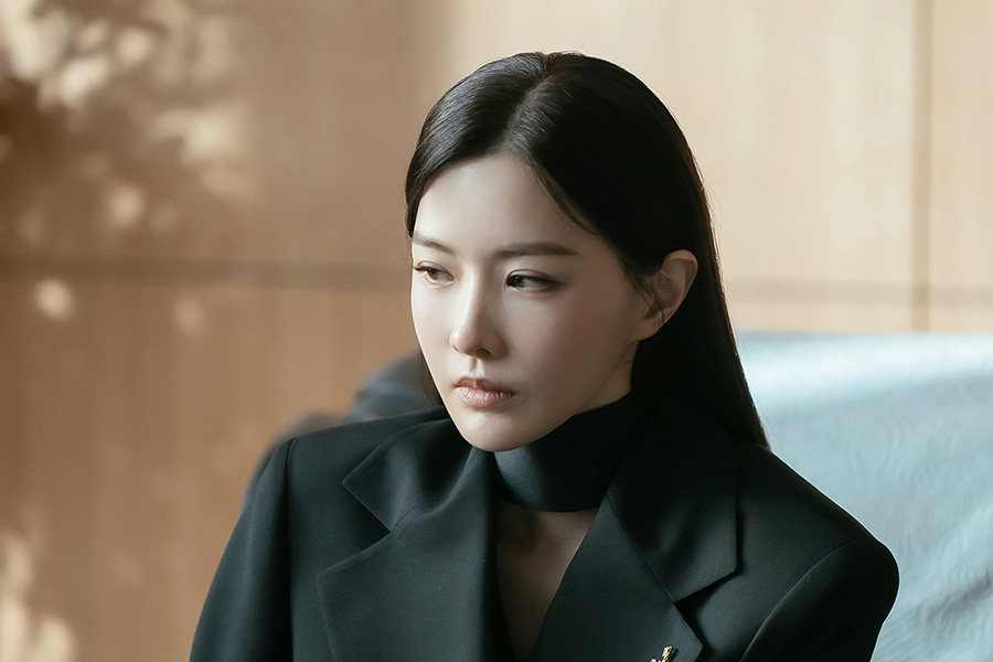金宥利在即将上映的电视剧《Numbers》中扮演崔振赫面无表情的前女友