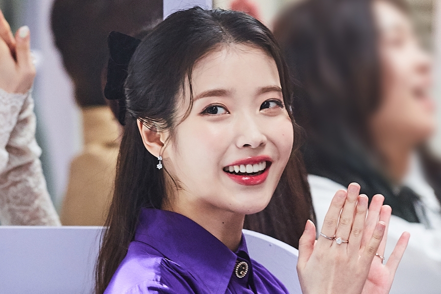 IU 的《LILAC》成为她的第 8 个点击量破亿的 MV