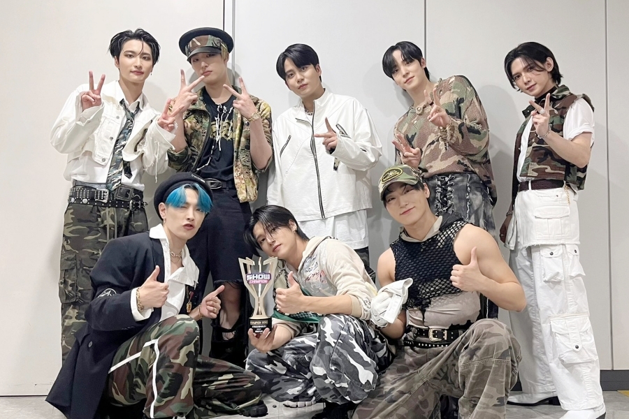 观看：ATEEZ 在“Show Champion”中凭借“BOUNCY（K-HOT CHILLI PEPPERS）”赢得第二场胜利；来自 is_9 及更多的表演