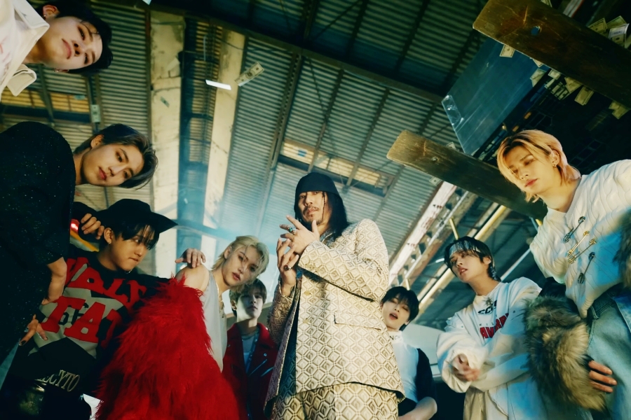 观看：Stray Kids 和 Tiger JK 在“TOPLINE”的火热新 MV 中努力拼搏