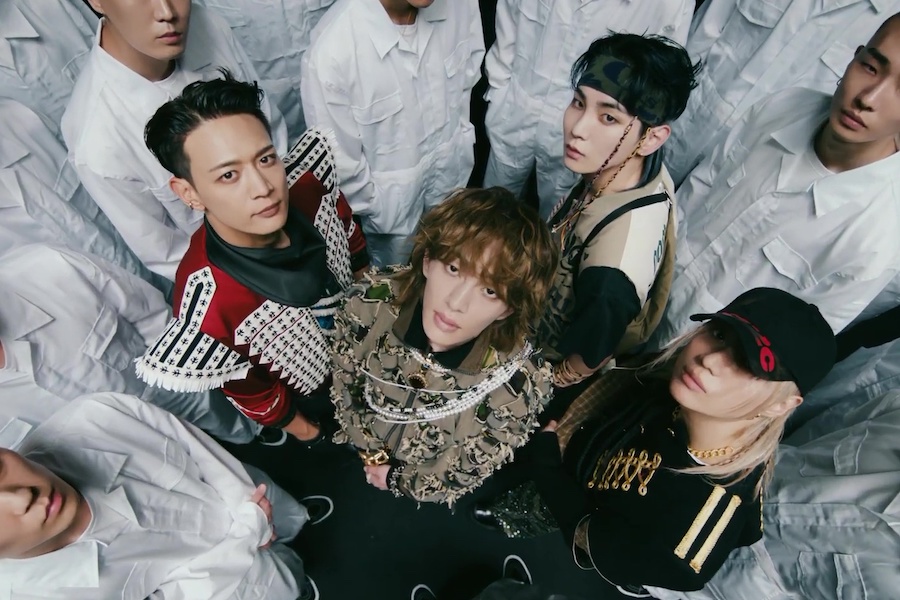 观看：SHINee 在魅力十足、温文尔雅的回归 MV 中无可否认地“努力”