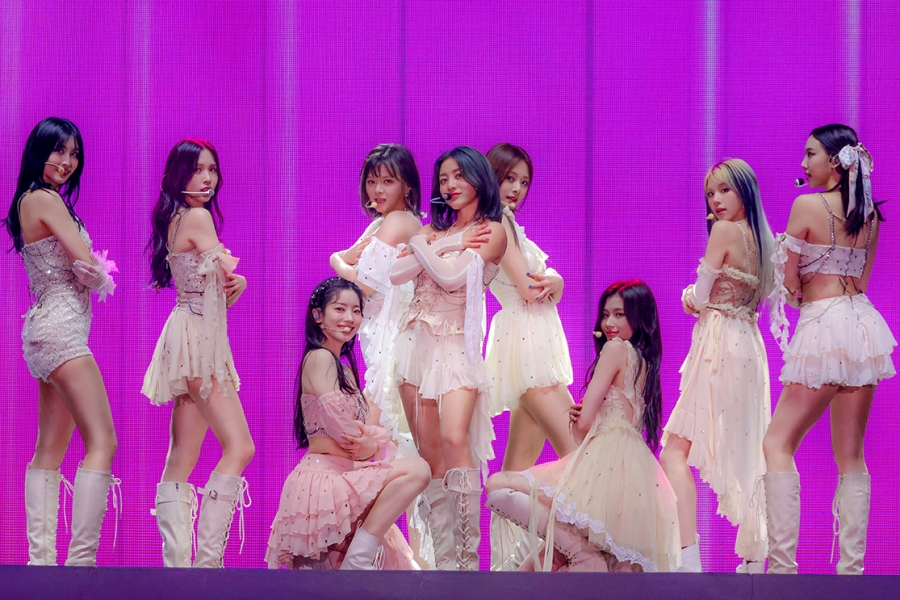 TWICE 凭借《READY TO BE》重新进入 Billboard 200，成为他们连续 10 周上榜的第一张专辑
