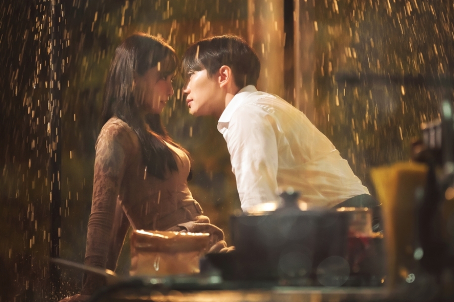 《King the Land》中李俊浩在雨中倾身亲吻允儿
