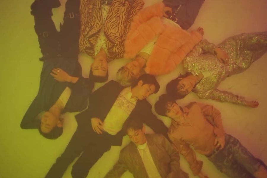 观看：EXO 在《Cream Soda》优雅回归 MV 中举办豪华派对