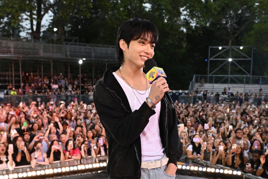 观看：防弹少年团柾国在取消的“早安美国”夏季演唱会彩排期间首演《七》