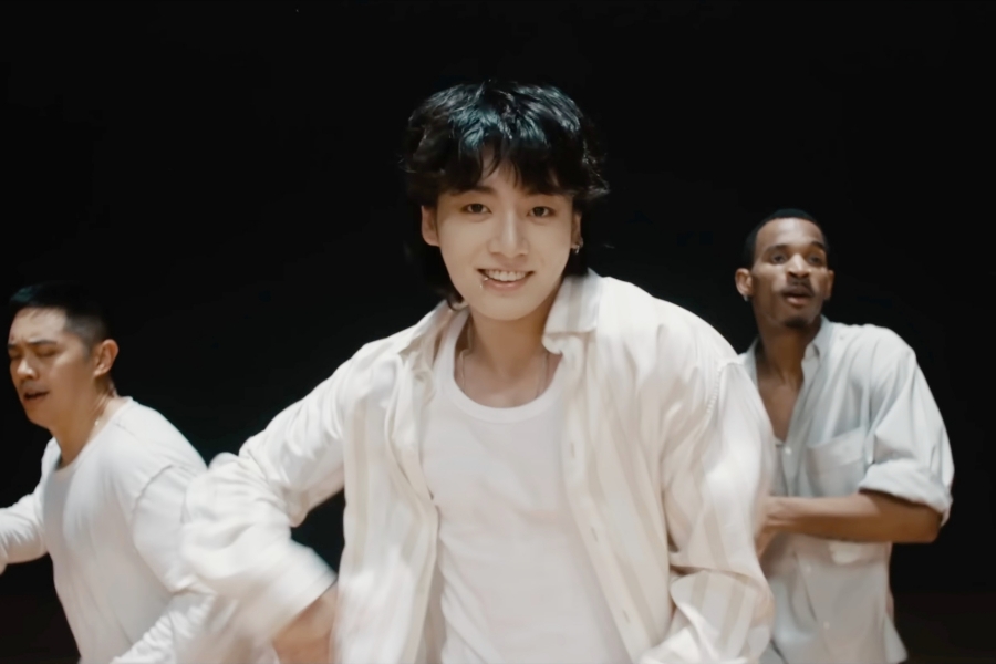 观看：BTS 的 Jungkook 在 Smooth Dance 表演视频中展示了他的新编舞《Seven》