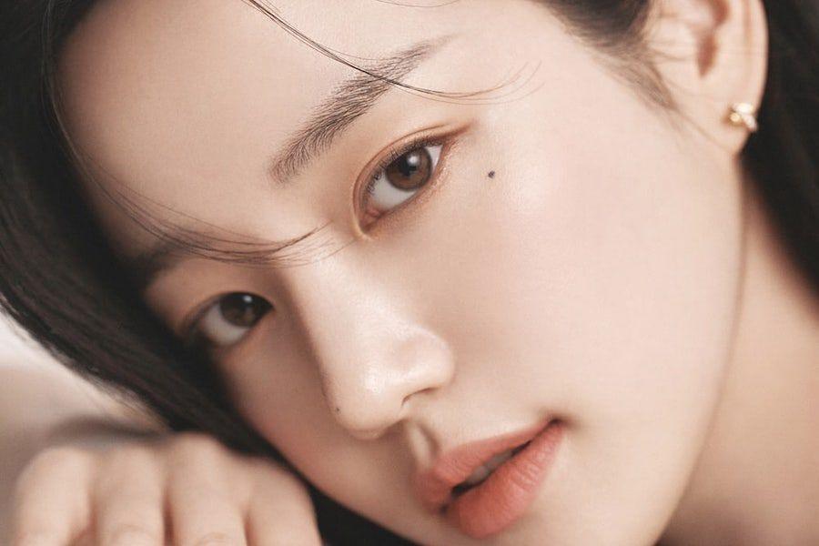女演员李宥菲与新经纪公司签约