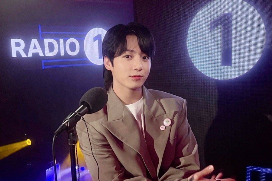 观看：BTS 的 Jungkook 在 BBC Radio 1 的“Live Lounge”中表演“Seven”并翻唱 Oasis 