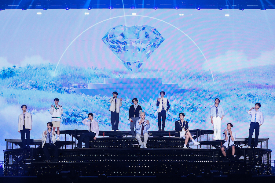 独家：SEVENTEEN在“FOLLOW”演唱会上以火热的“HOT”热情点燃了高尺巨蛋
