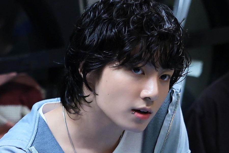Jungkook 的《Seven》首次亮相就登上 Billboard Hot 100 + 排行榜第一名，与 BTS 和 Jimin 一起成为唯一获得此殊荣的韩国艺人 