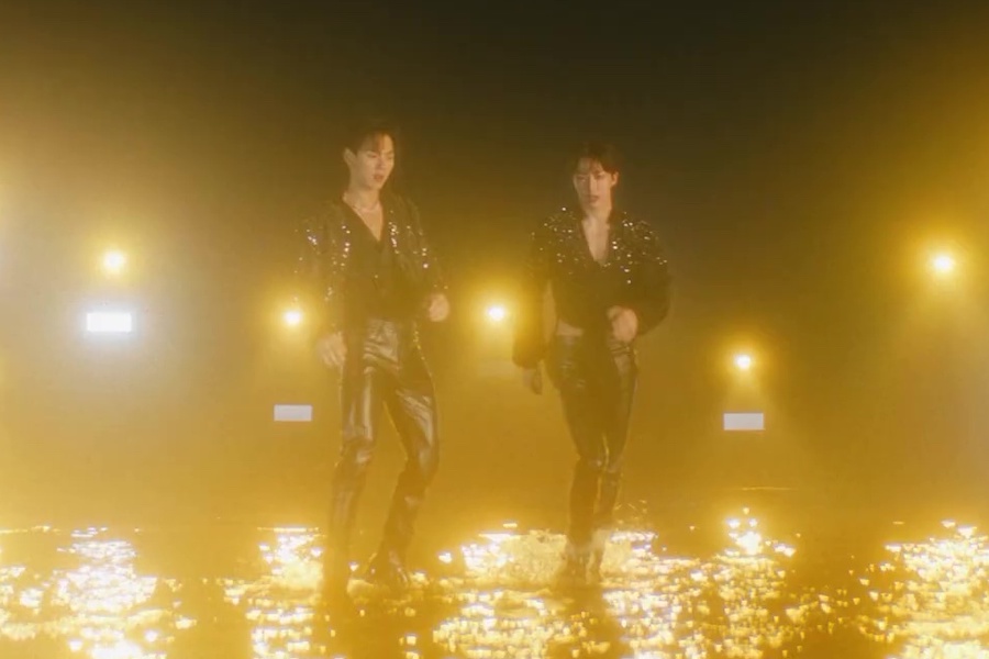 观看：MONSTA X 新组合 Shownu X Hyungwon 在令人着迷的出道 MV 中演唱《Love Me A Little》