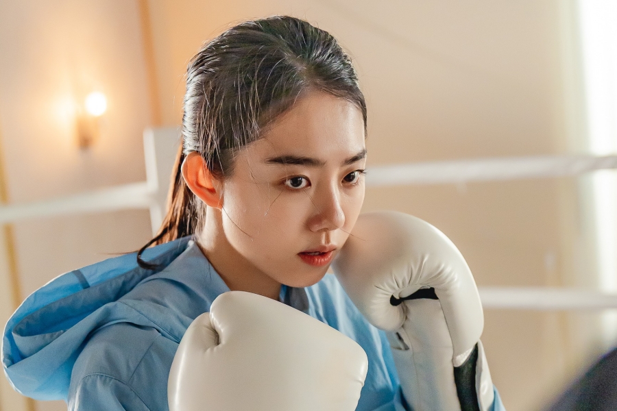 金素惠 (Kim So Hye) 与李相烨 (Lee Sang Yeob) 谈论在即将上映的电视剧中扮演拳击手的训练