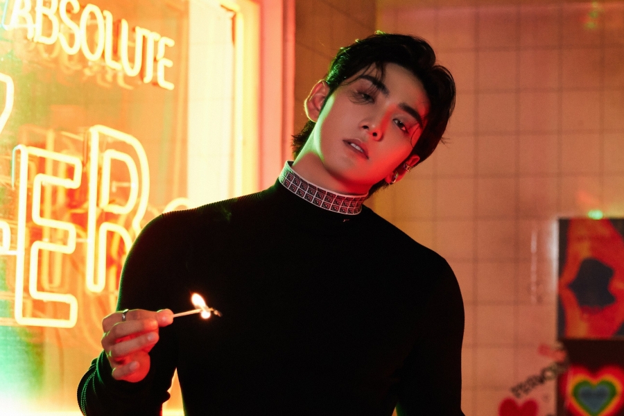 观看：NU'EST 的 Baekho 发布了翻拍朴振英的热门单曲《Elevator》的第一个预告片