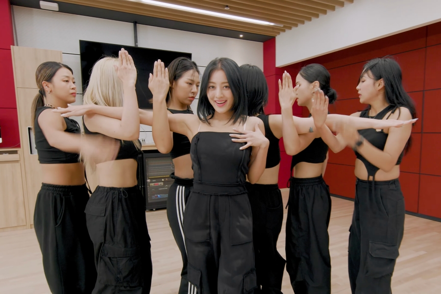 观看：TWICE 的 Jihyo 在独奏首曲“Killin’ Me Good”的新编舞视频中大放异彩