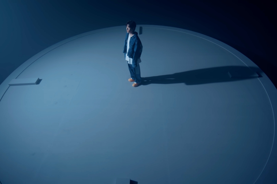 观看：DKZ 的 Jaechan 在个人首秀前发布预发行曲目预告