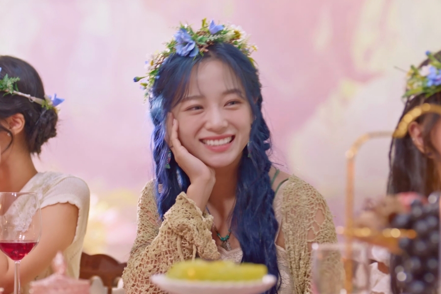 观看：金世正在预发行单曲的迷人 MV 中踏上神奇的“航程”